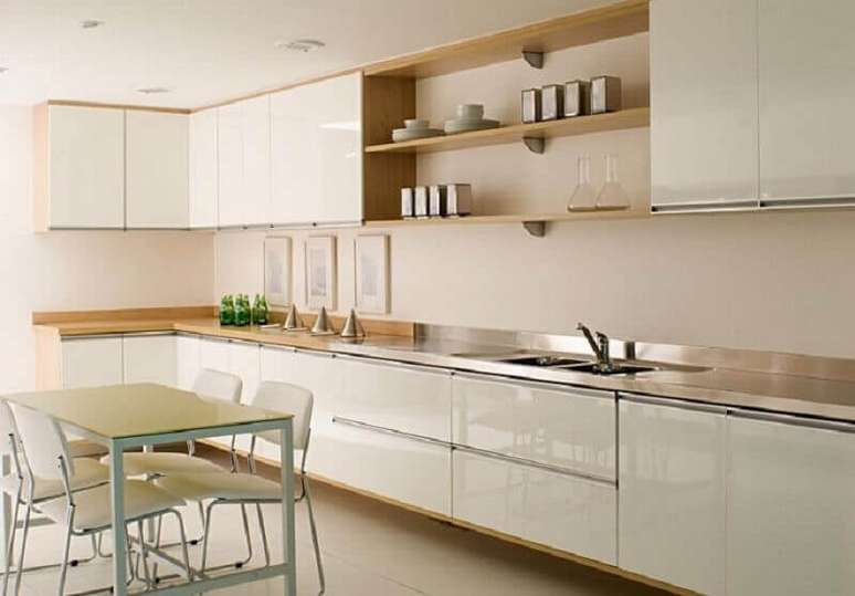 25. Decoração cor pérola para cozinha ampla planejada com armários brancos – Foto: Decorando Casas