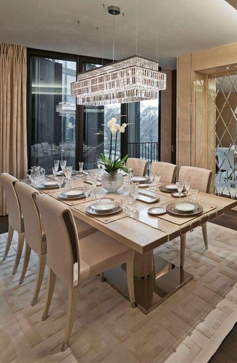 33. Decoração cor pérola para sala de jantar sofisticada com lustre de cristal – Foto: Pinterest