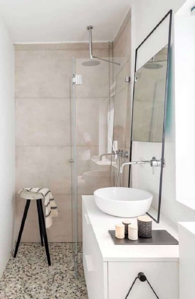37. Banheiro pequeno branco e cor de pérola decorado com cuba redonda – Foto: Pinterest