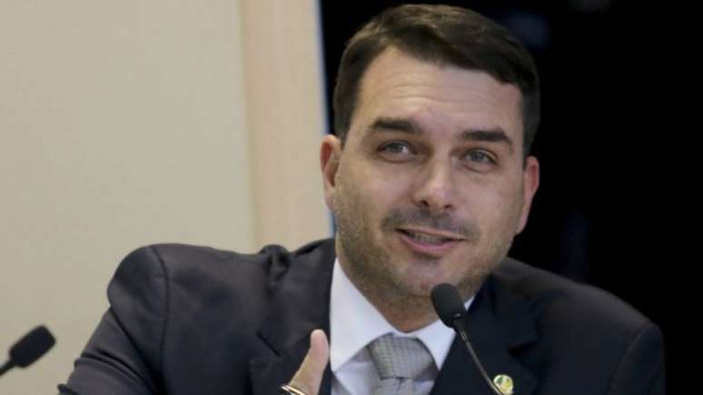 Flávio reclama de julgamento sem o 'contraditório'; PSL diz que responsabilidade é dos parlamentares
