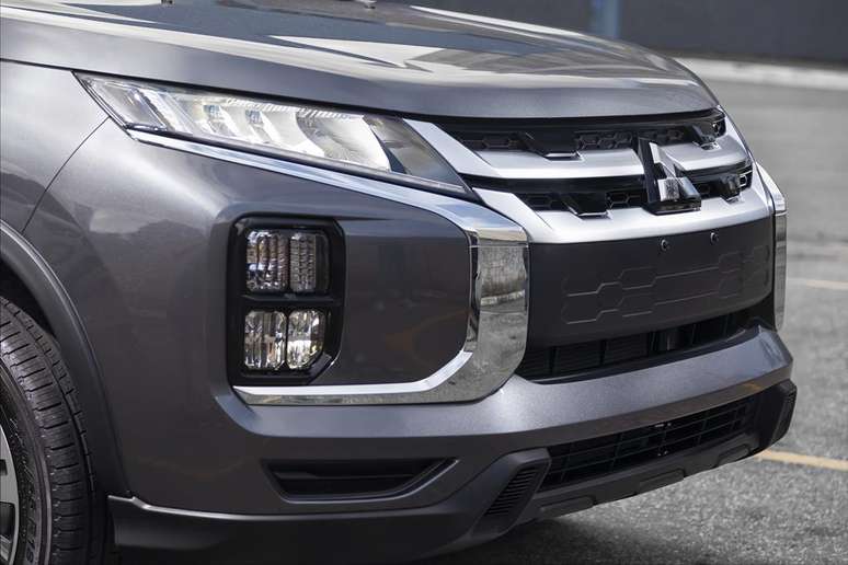 Ilumina&ccedil;&atilde;o Full LED nos far&oacute;is e lanternas trazem luzes finas que invadem a lateral do modelo. 