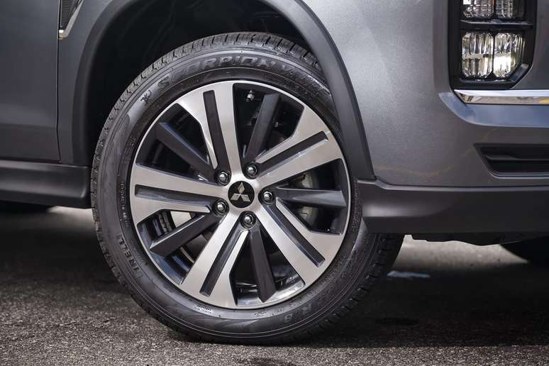 Apar&ecirc;ncia moderna &eacute; complementada pelas rodas de 18&rdquo; com acabamento diamantado. 