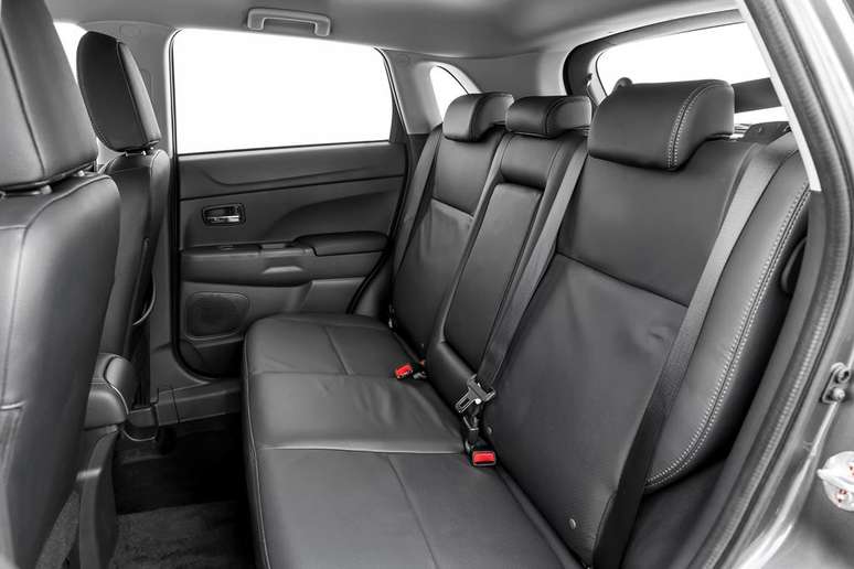 Bancos de couro com tr&ecirc;s lugares completos na parte traseira.