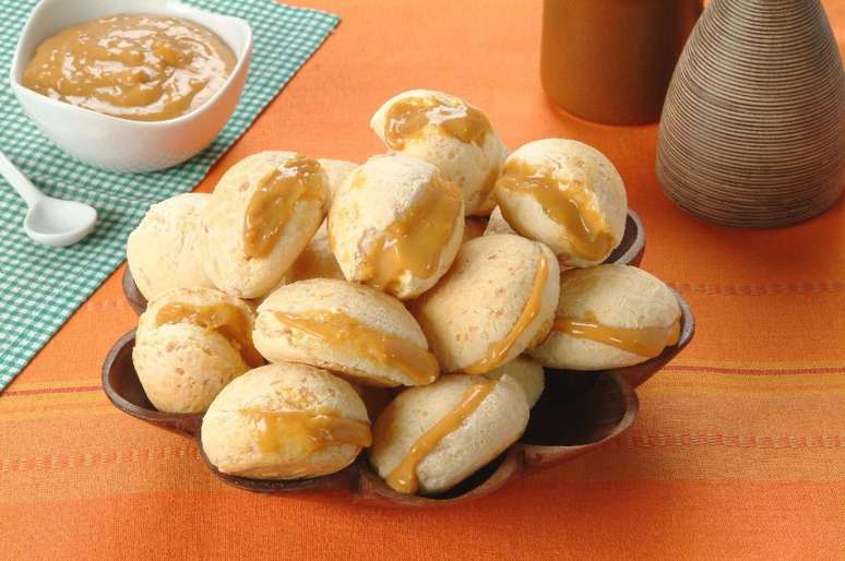 Guia da Cozinha - Pão de queijo recheado: 7 ideias que vão te fazer delirar