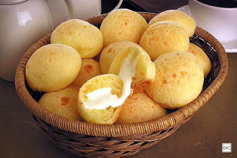 Guia da Cozinha - Pão de queijo recheado: 7 ideias que vão te fazer delirar