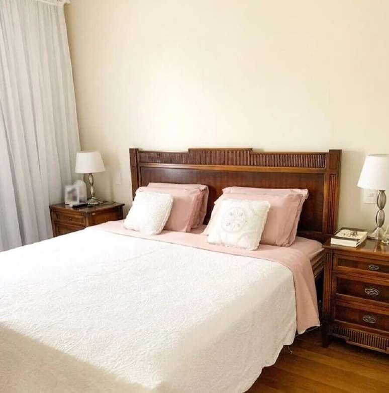 42. Móveis de madeira para decoração simples de quarto cor pérola – Foto: Nossa Casa 103