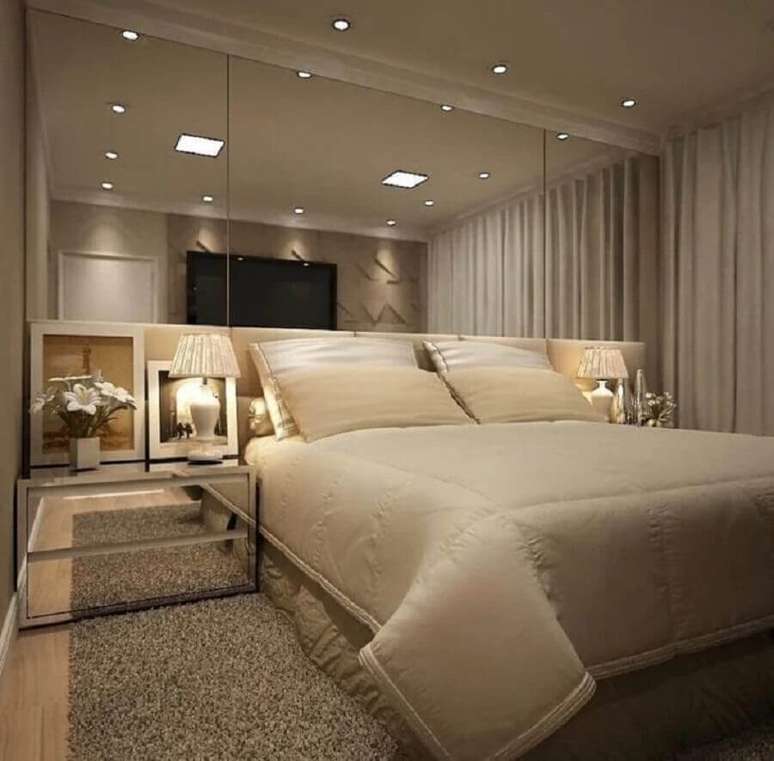 43. Quarto cor pérola decorado com parede espelhada atrás da cama – Foto: MFSanches Architecture & Interior Design