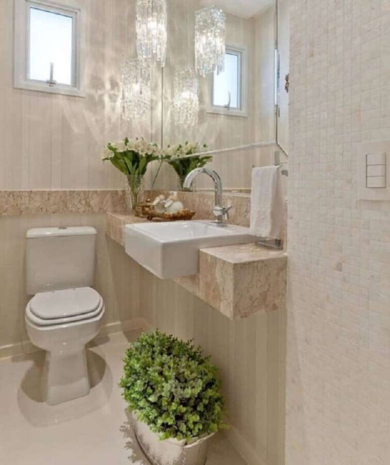 45. Decoração de banheiro pequeno com revestimento na cor de pérola e lustre de cristal – Foto: Pinterest