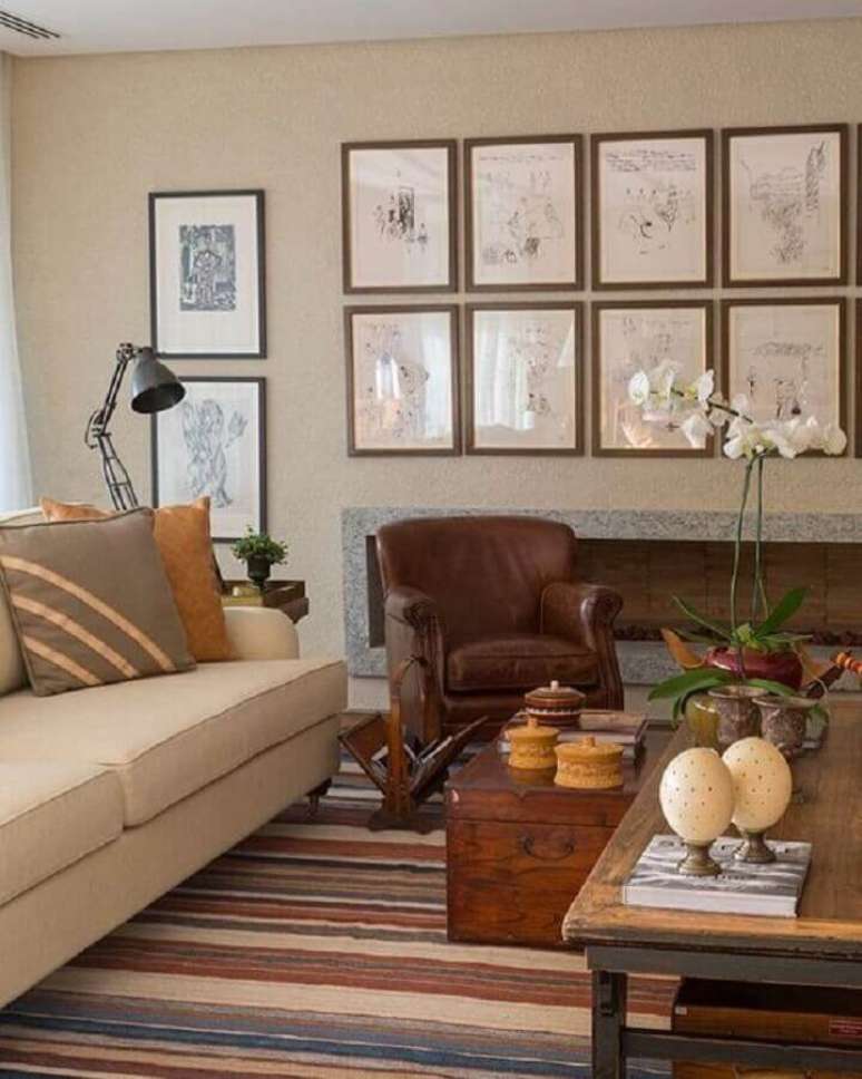 7. Sala decorada com sofá cor pérola e poltrona de couro – Foto: Pinterest