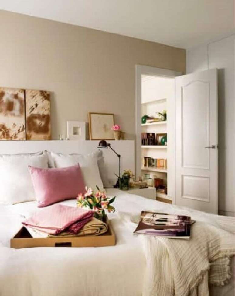 5. Tinta cor pérola para quarto de casal decorado com cama branca – Foto: Planète Déco