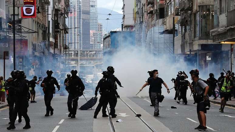 Polícia dispara gás lacrimogêneo contra multidão para dispersar manifestantes contra a lei de segurança nacional em 1 de julho de 2020