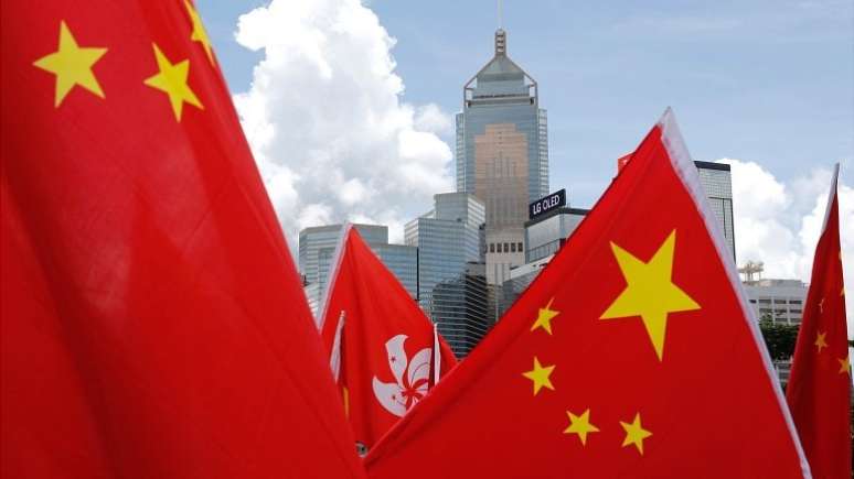 Edifícios são vistos com bandeiras de Hong Kong e da China, uma comemoração de apoiadores pró-China após a aprovação da lei de segurança nacional para Hong Kong