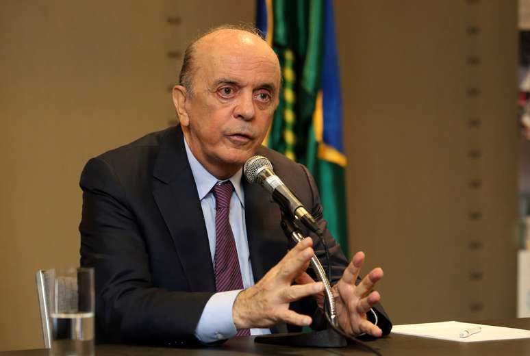 Serra se diz "indignado" e PSDB declara "absoluta confiança"