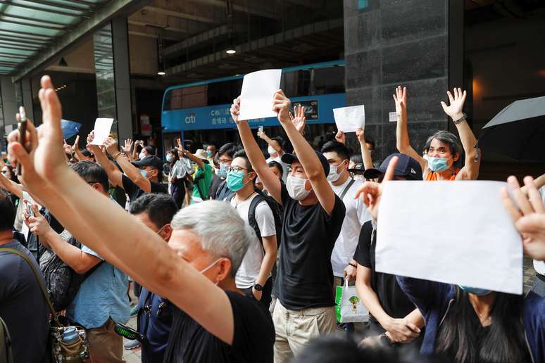 Manifestantes mostram cartazes em branco após slogan ser proibido em Hong Kong
03/07/2020 REUTERS/Tyrone Siu