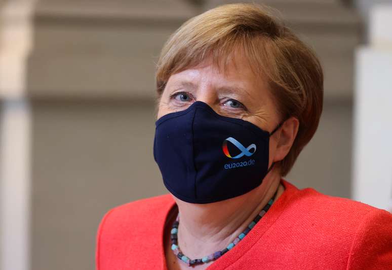 Chanceler alemã, Angela Merkel, usa máscara de proteção em Berlim
03/07/2020 REUTERS/Fabrizio Bensch