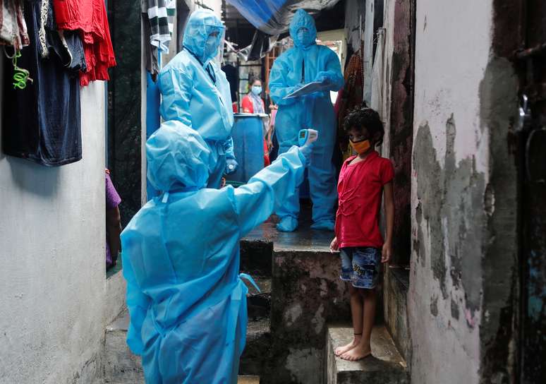 Agentes de saúde medem temperatura de criança em comunidade carente em Mumbai
01/07/2020
REUTERS/Francis Mascarenhas