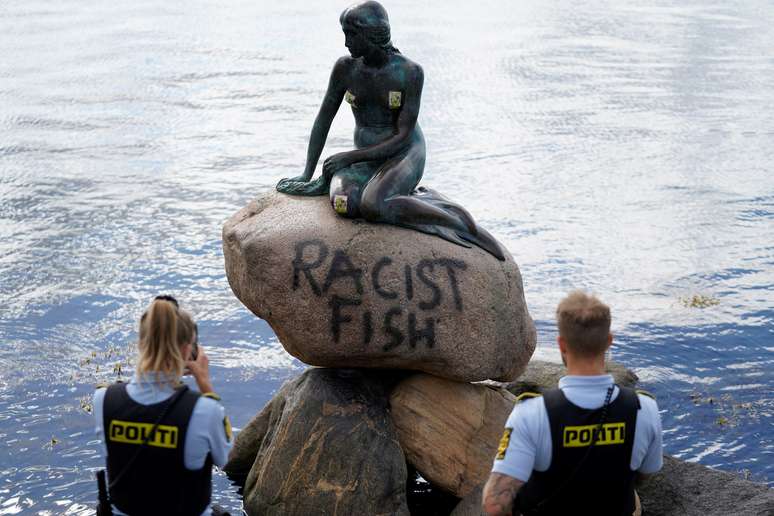 "A Pequena Sereia", estátua de bronze dinamarquesa, amanhece com inscrições anti-racistas
03/07/2020
Ritzau Scanpix/Mads Claus Rasmussen via REUTERS  