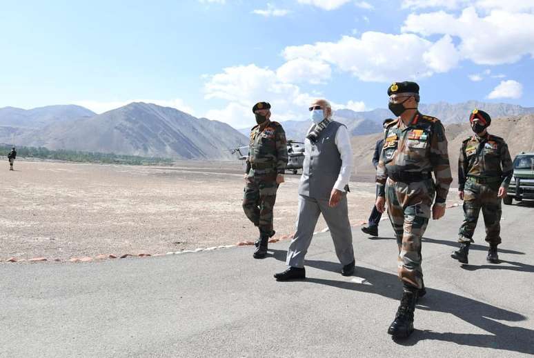 Premi&ecirc; da &Iacute;ndia, Narendra Modi, visita regi&atilde;o de fronteira com a China no Himalaia
03/07/2020 Press Information Bureau/Divulga&ccedil;&atilde;o via REUTERS