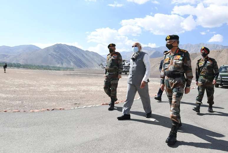 Premiê da Índia, Narendra Modi, visita região de fronteira com a China no Himalaia
03/07/2020 Press Information Bureau/Divulgação via REUTERS