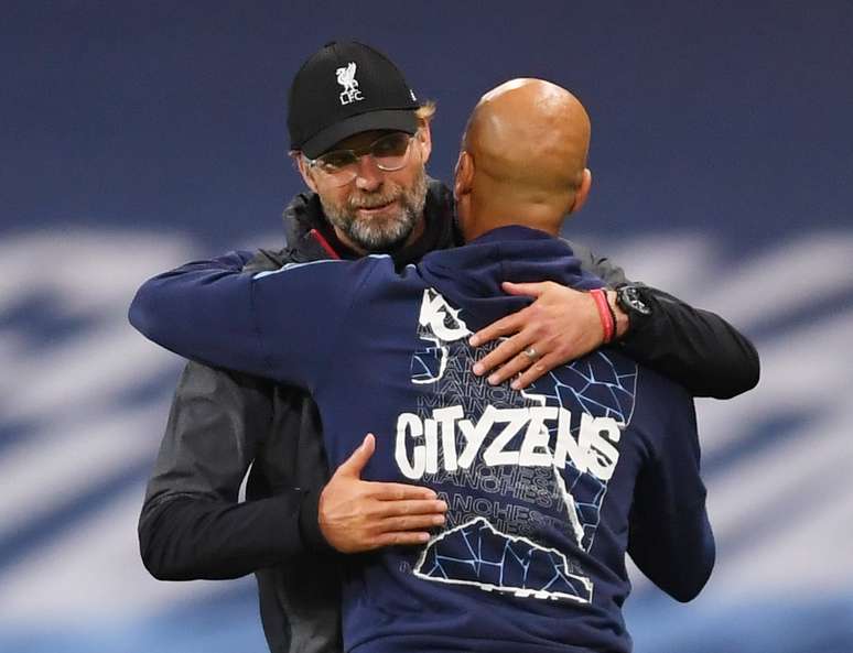 T&eacute;cnicos Juergen Klopp e Pep Guardiola se abra&ccedil;am ap&oacute;s partida entre Manchester City e Liverpool
02/07/2020
Laurence Griffiths/Pool via REUTERS  