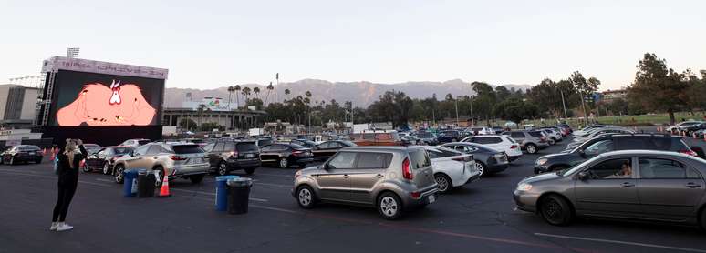 Pessoas assistem a cinema em drive-in na Califórnia. 2/7/2020. REUTERS/Mario Anzuoni