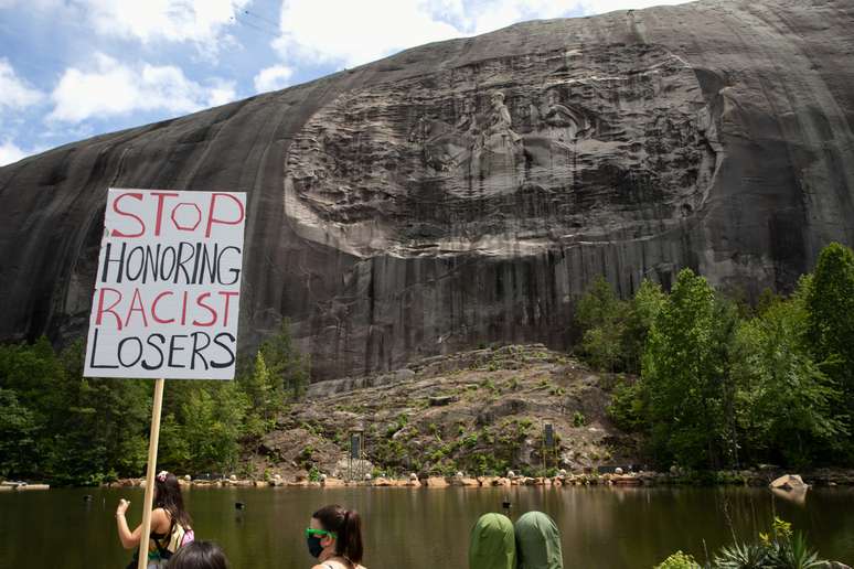 Manifestantes protestam contra Memorial Confederado de Stone Mountain
16/06/2020
REUTERS/Dustin Chambers