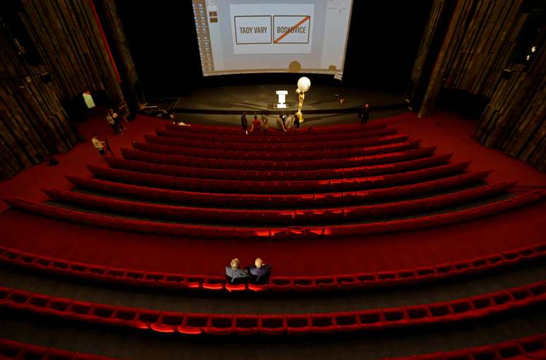 Funcion&aacute;rios preparam transmiss&atilde;o da abertura do Festival Internacional de Cinema Karlovy Vary
03/07/2020
REUTERS/David W Cerny