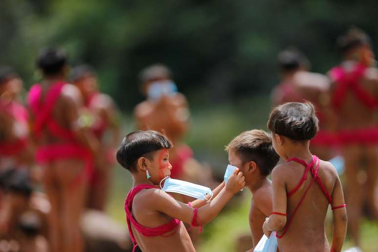 Menino da etnia ianomâmi coloca máscara em outra criança em Alto Alegre, Roraima
01/07/2020
REUTERS/Adriano Machado