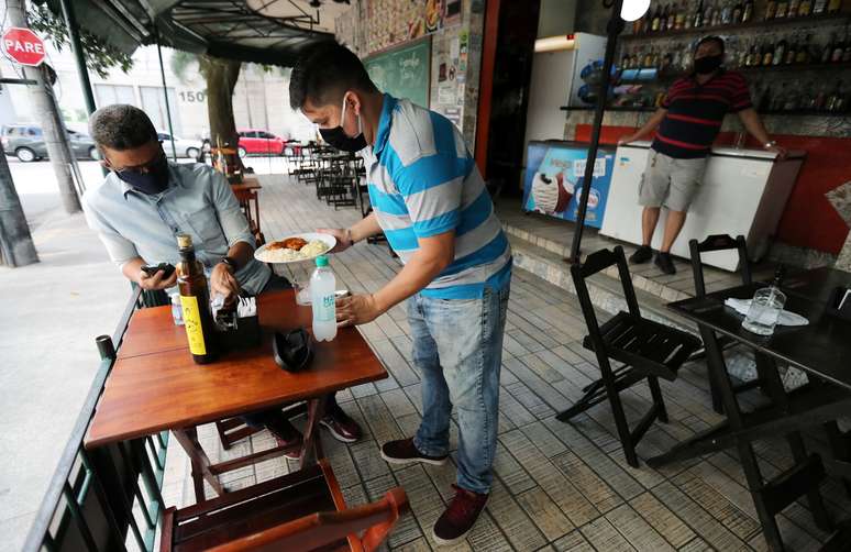 Garçom atende cliente em restaurante no Rio de Janeiro
02/07/2020
REUTERS/Sergio Moraes