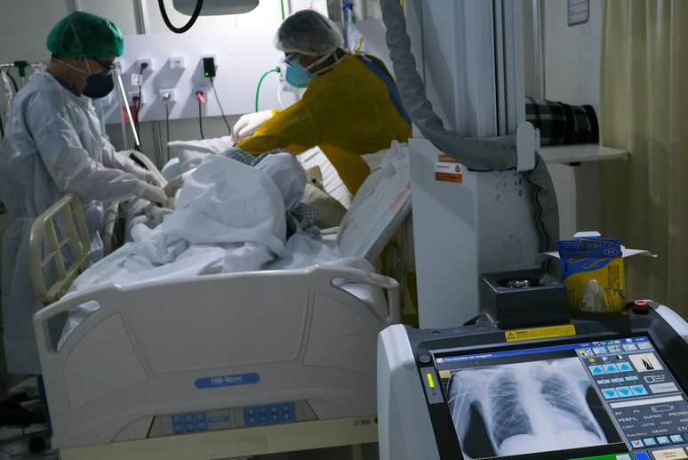 Profissionais de saúde atendem paciente da Covid-19 em hospital de campanha no Rio de Janeiro
02/07/2020
REUTERS/Ricardo Moraes