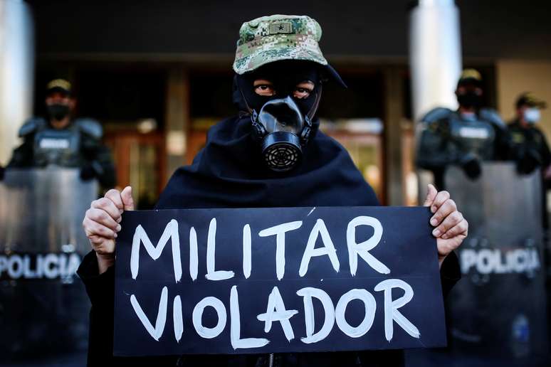 Manifestante protesta contra militares em Bogotá
29/06/2020
REUTERS/Luisa Gonzalez