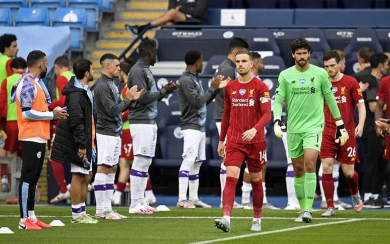 Jogadores do City aplaudem a entrada do Liverpool. Com a bola rolando, fez 4 a 0 (Foto: PETER POWELL / POOL / AFP)
