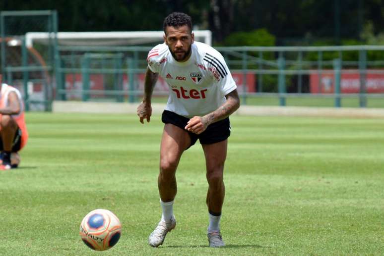Daniel Alves durante treino do São Paulo no CT da Barra Funda - FOTO: Rubens Chiri/saopaulofc.net