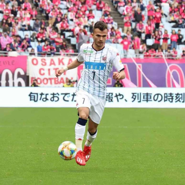 Lucas Fernandes espeta ter sequência no futebol japonês (Divulgação/Consadole Sapporo)