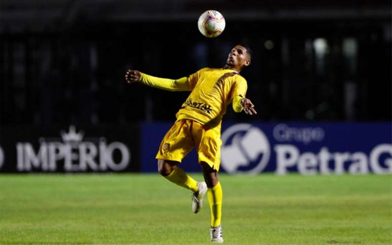 Larusso tem 21 anos e foi importante na marcação do Madureira na última partida (Foto: André Melo Andrade)