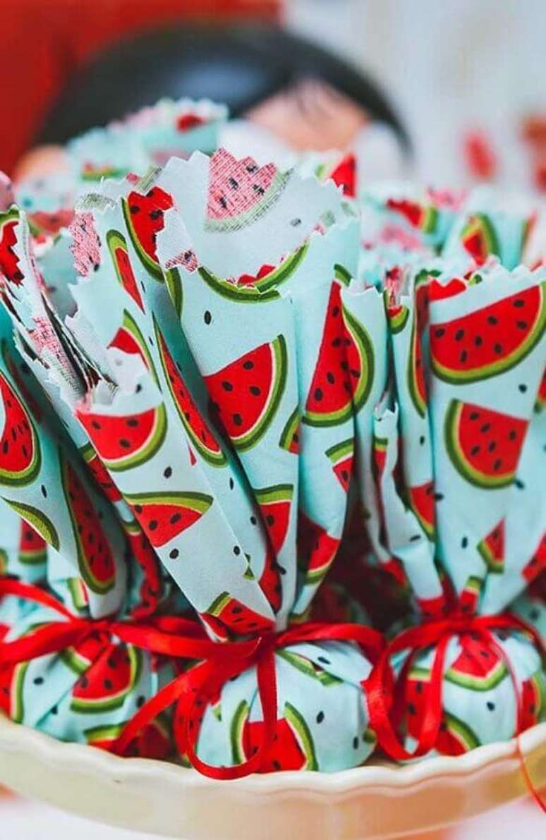 14. Alguns detalhes como o papel que voc&ecirc; usa para embrulhar o bolo j&aacute; fazem diferen&ccedil;a na sua festa da Magali decora&ccedil;&atilde;o &ndash; Foto: Artesanato Passo a Passo