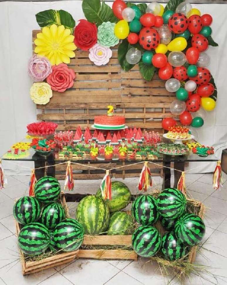 9. Invista em arranjos de balões e flores de papal para decoração de festa da Magali simples – Foto: Pinterest