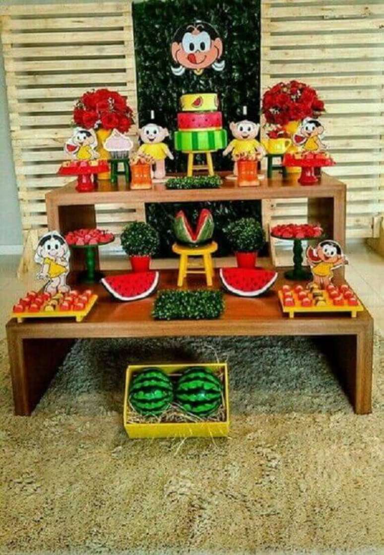 21. Ideia de decoração de festa da Magalii simples com painel de madeira e folhagens – Foto: Pinterest