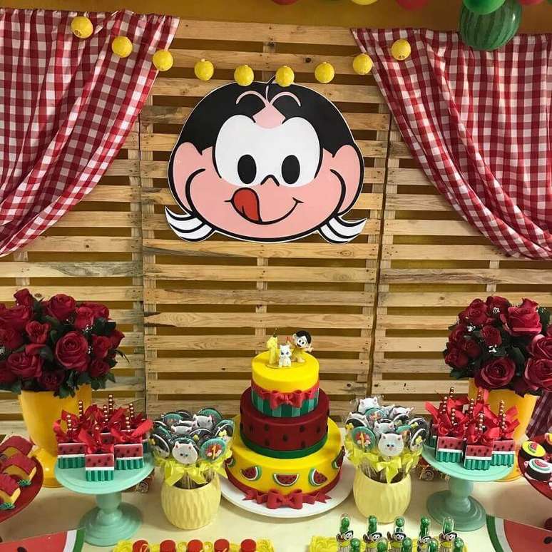 25. Decoração rústica para mesa de festa da Magali com painel de pallet e arranjos de rosas vermelhas – Foto: Divino Espaço