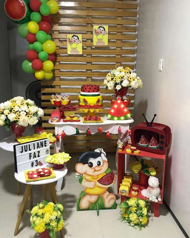 26. Decora&ccedil;&atilde;o de festa da Magali simples com painel de pallet e arranjo com bexigas coloridas &ndash; Foto: La&iacute;s Balbino