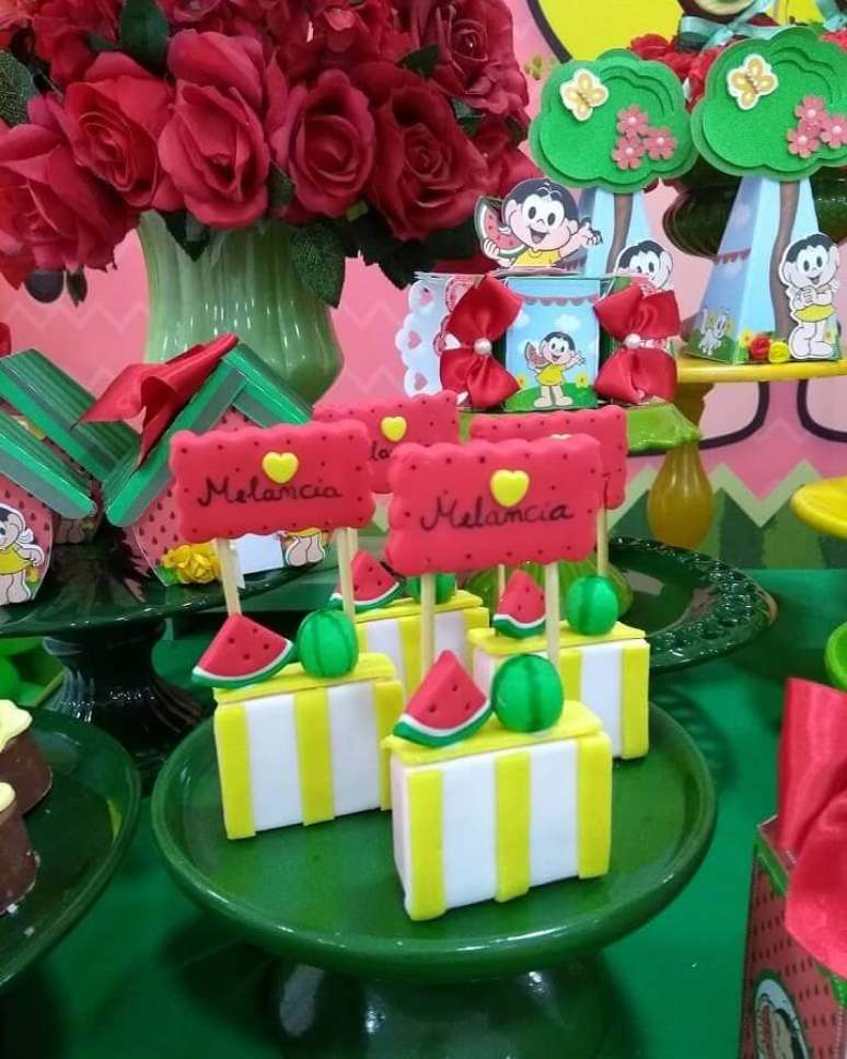28. Lindos personalizados para mesa de festa da Magali decorada super colorida &ndash; Foto: Cintia Martins