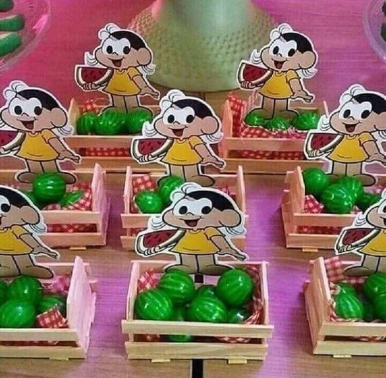 34. Mini caixotinhos de feira com chicletes de melancia para decoração de festa simples da Magali – Foto: Viver com Criatividade
