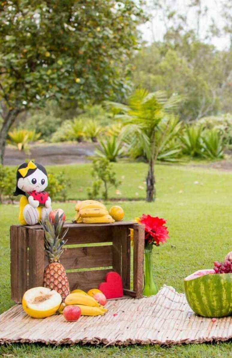 43. Decoração de festa da Magali simples ao ar livre com caixote de frutas – Foto: Pinterest