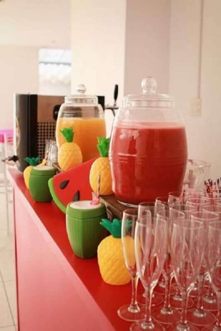 47. Faça uma mesa de sucos e frutas para a sua festa de aniversário da Magali – Foto: Macetes de Mãe