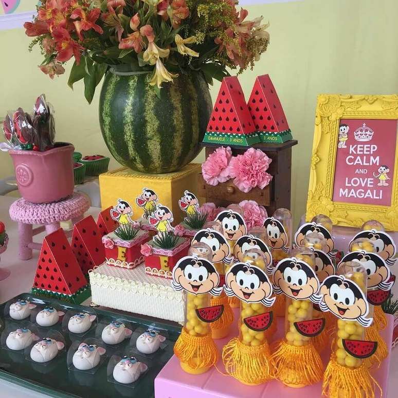 54. Mesa de festa da Magali decorada com docinhos personalizados e vaso em formato de melancia – Foto: Pinterest