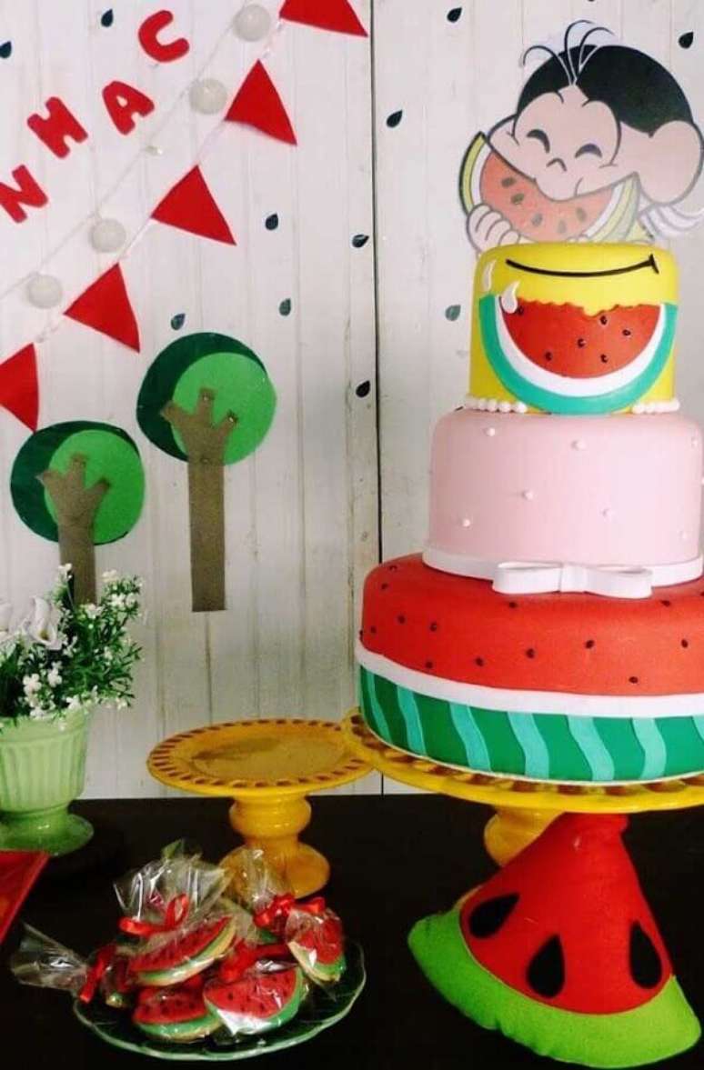 55. Lindo bolo 3 andares para decoração de festa da Magali – Foto: Super Festa Infantil