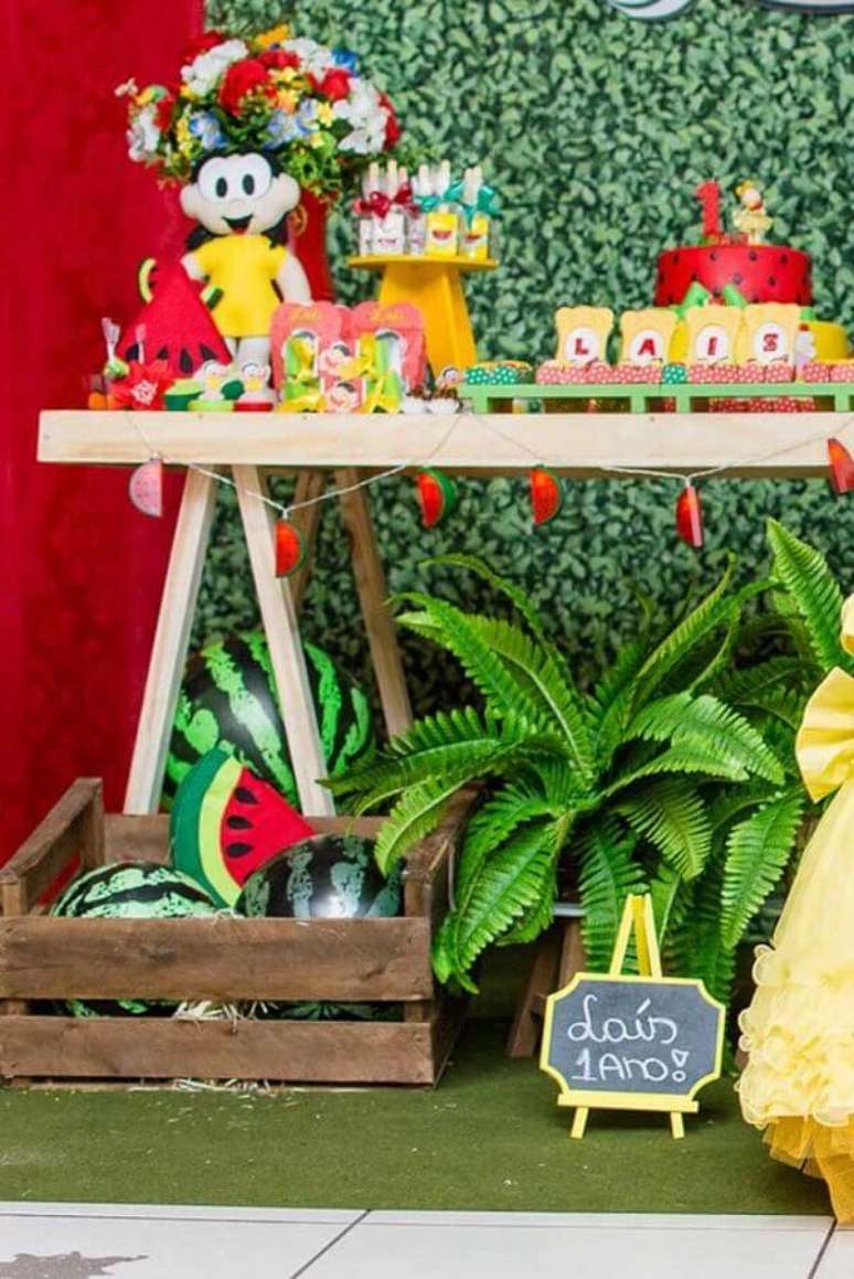57. Mesa de festa da Magali decorada com caixotes de madeira e folhagens – Foto: Pinterest
