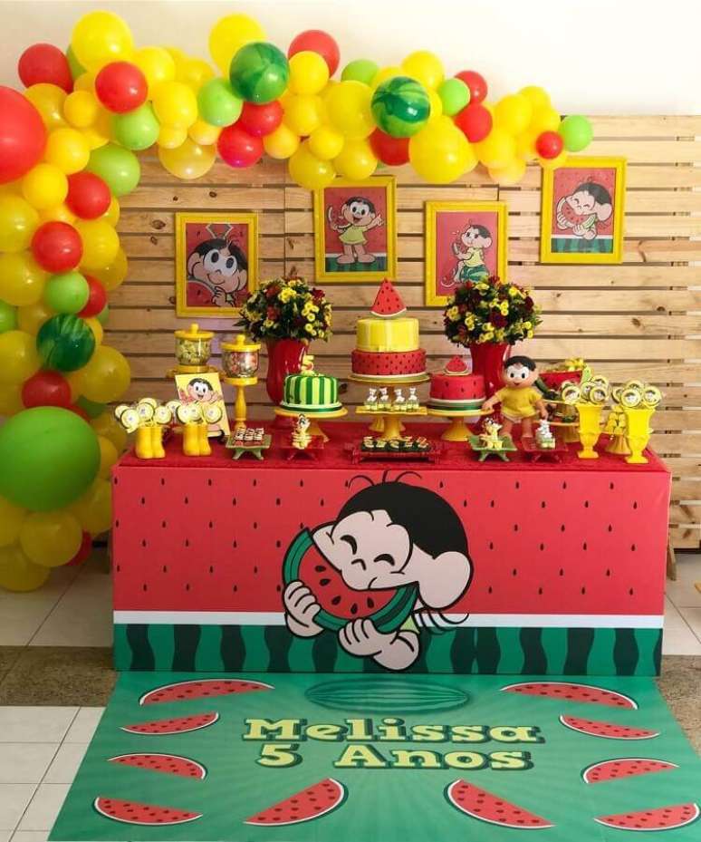 6. Use balões para decorar seu painel de festa de aniversário da Magali – Foto: Rafa Carvalho Festas e Eventos