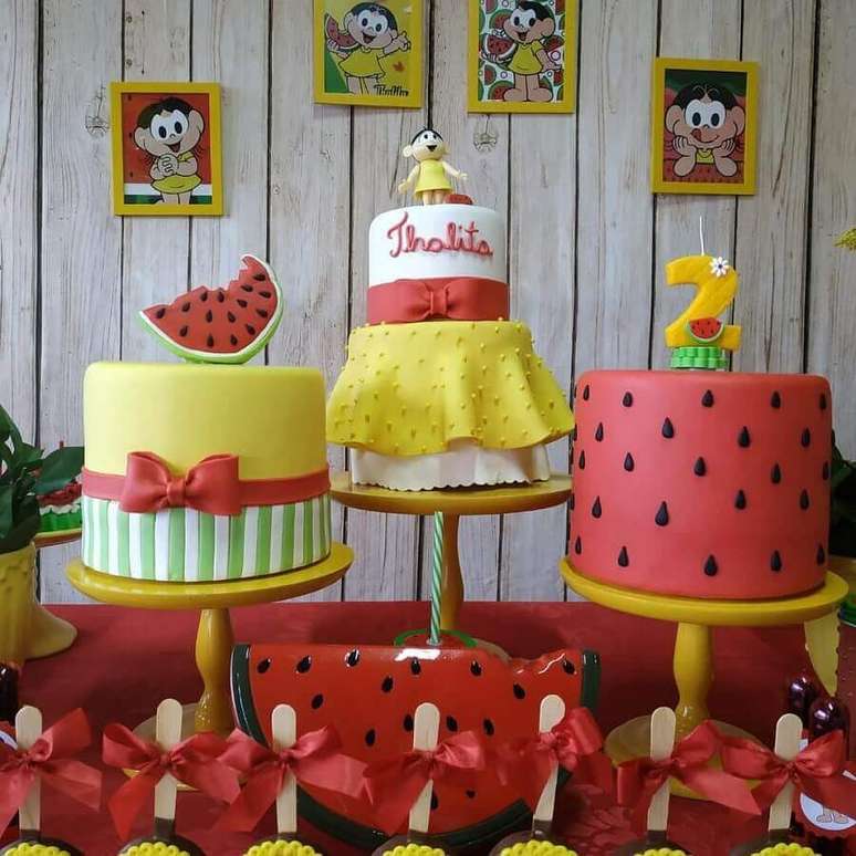 59. Mesa de festa da Magali decorada com três bolos diferentes – Foto: Pinterest