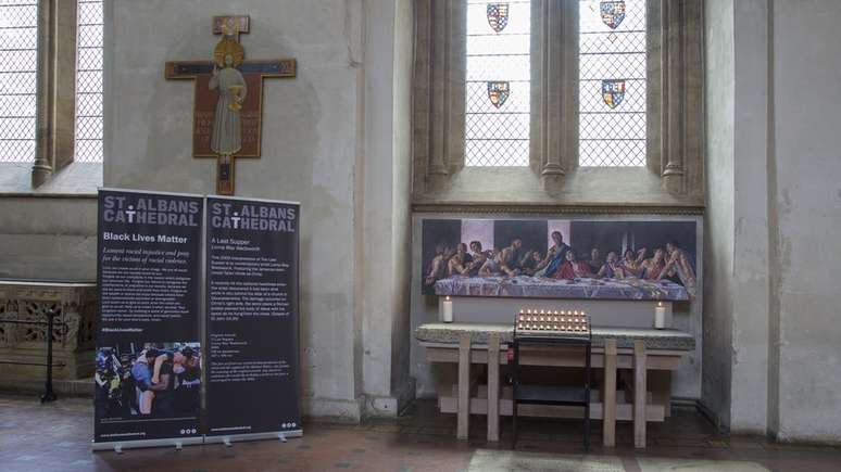 Quadro foi colocado no Altar dos Perseguidos, na parte norte da catedral; objetivo da igreja é convidar as pessoas a "olhar com olhos renovados para algo que você pensa que já conhece".